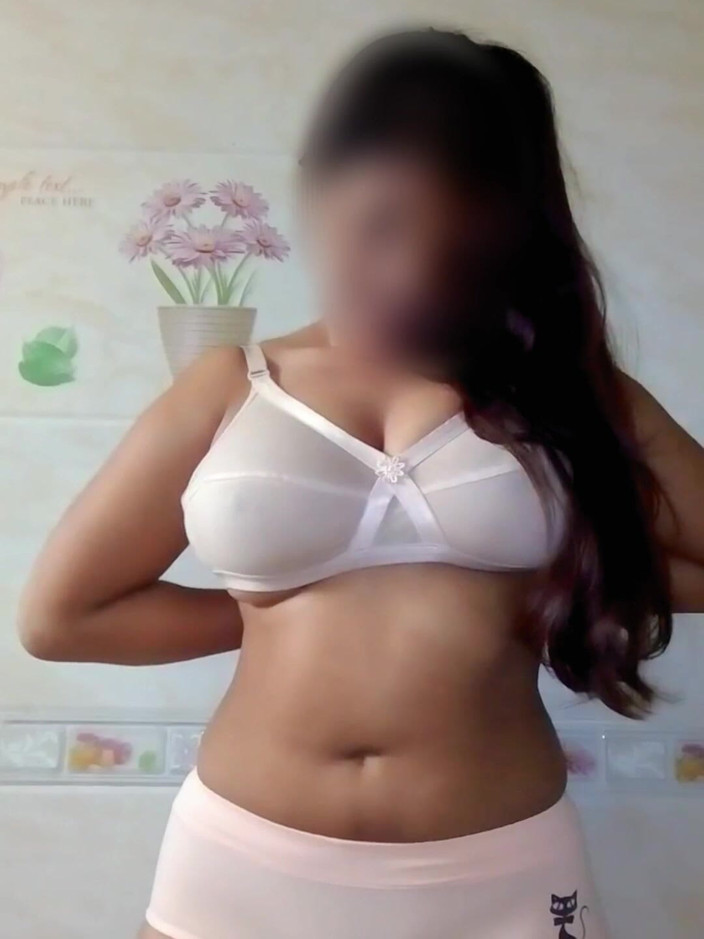 clubrealr: Desi mädchen mit dicken möpsen wechselt das kleid für ehemann