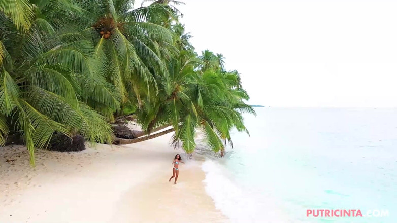 Putri Cinta: Azjatycka laska Putri Cinta w Palm Beach