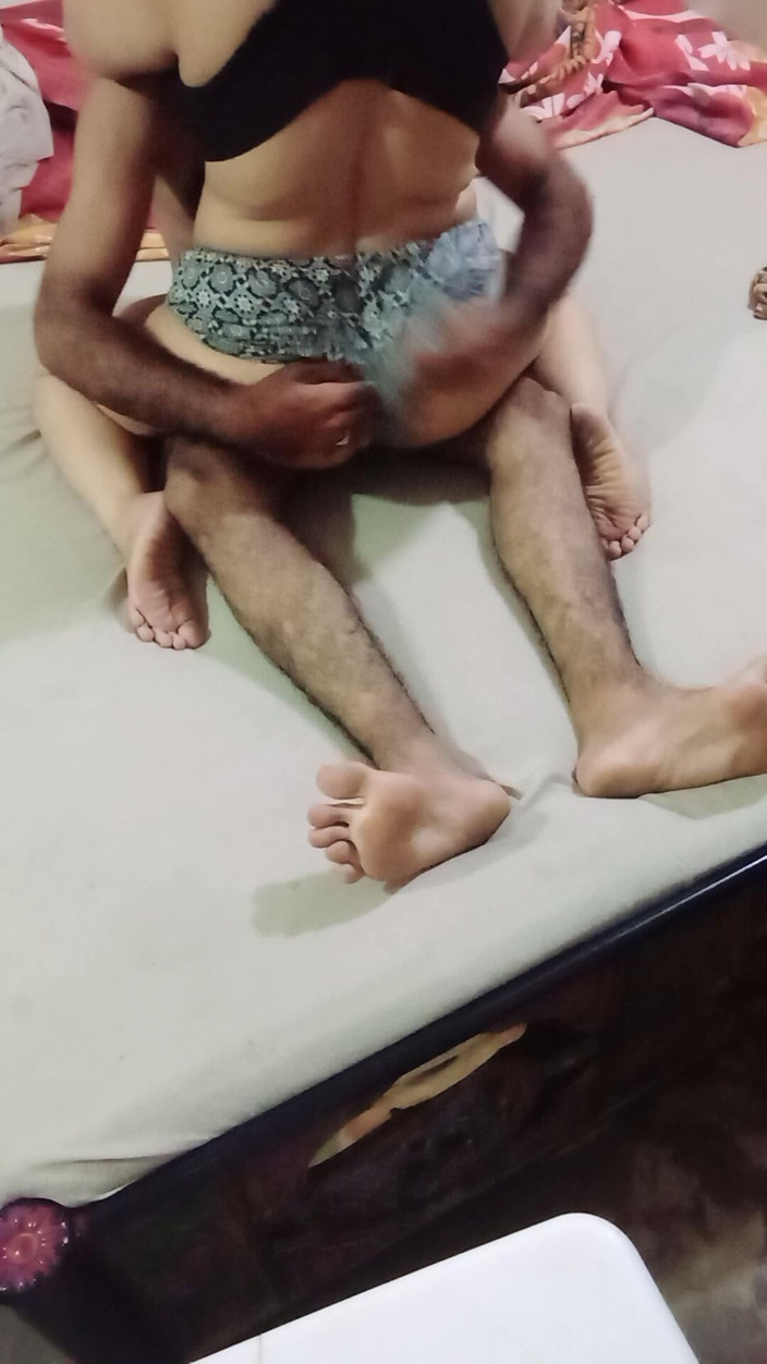 Yasmeen: 바스티에게 따먹히는 것이 즐거웠고, 처음에는 그녀를 안으로 껴안았습니다.