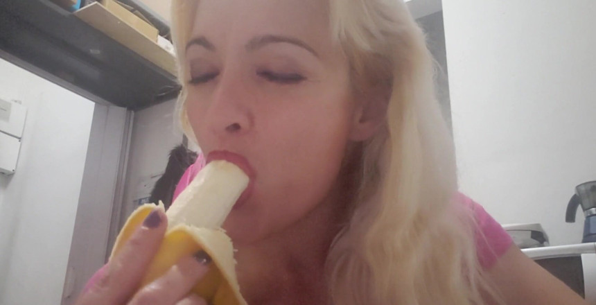 Mary Rider Pornstar: Comida e sexo? Banana boquete!