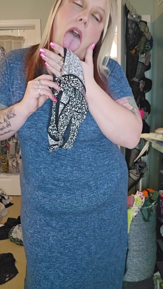 Jenn_sexxii: Une belle-mère trouve une culotte remplie de sperme et se...