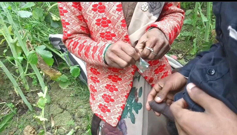 Sumang studio: Malkin Khet Ghumne Gaye Thi Tab Majdur Ne Kondom Laga...