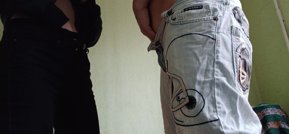 Lesbian-illusion: Deux copines se masturbent et éjaculent dans un jean