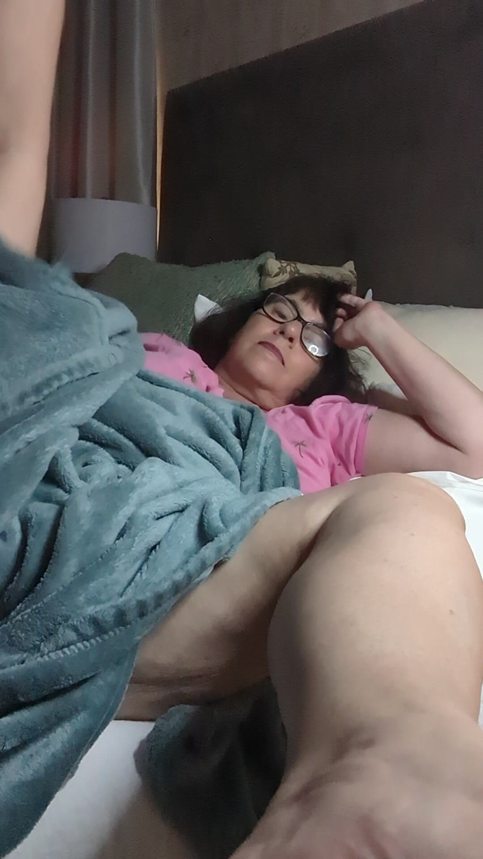 BustyBrendaxx: Вітчим заходить до мене, граючи пізно вночі!