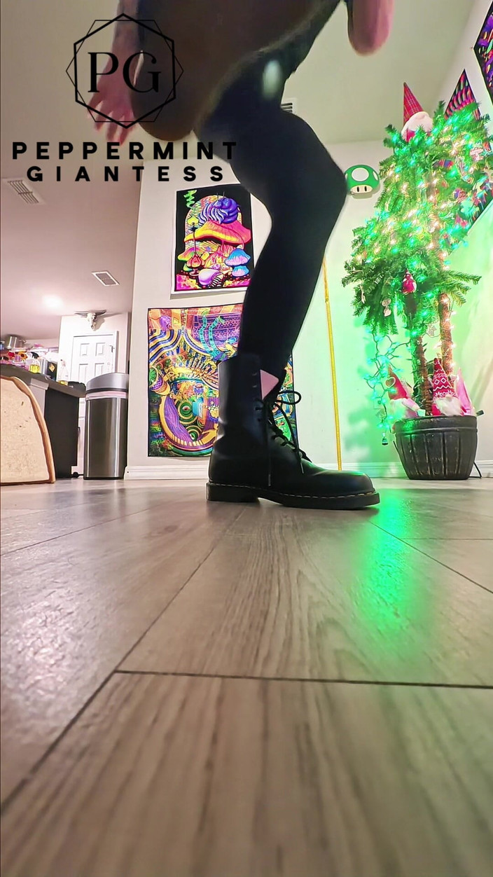 Peppermint Giantess: 6'7 Giantess em Doc Martens pisando duro vicioso slow-mo stomps