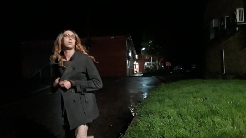 The Midnight Minx: Crossdresser stříká před benzínovou pumpou
