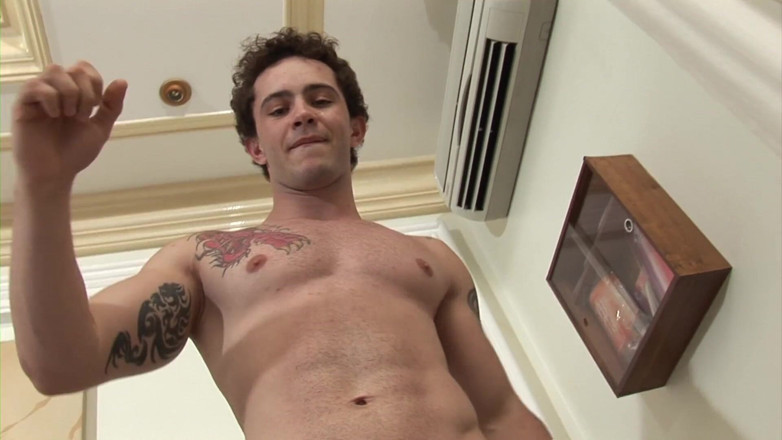 Male Dream: Muskel tatuering dude remsor och onanerar