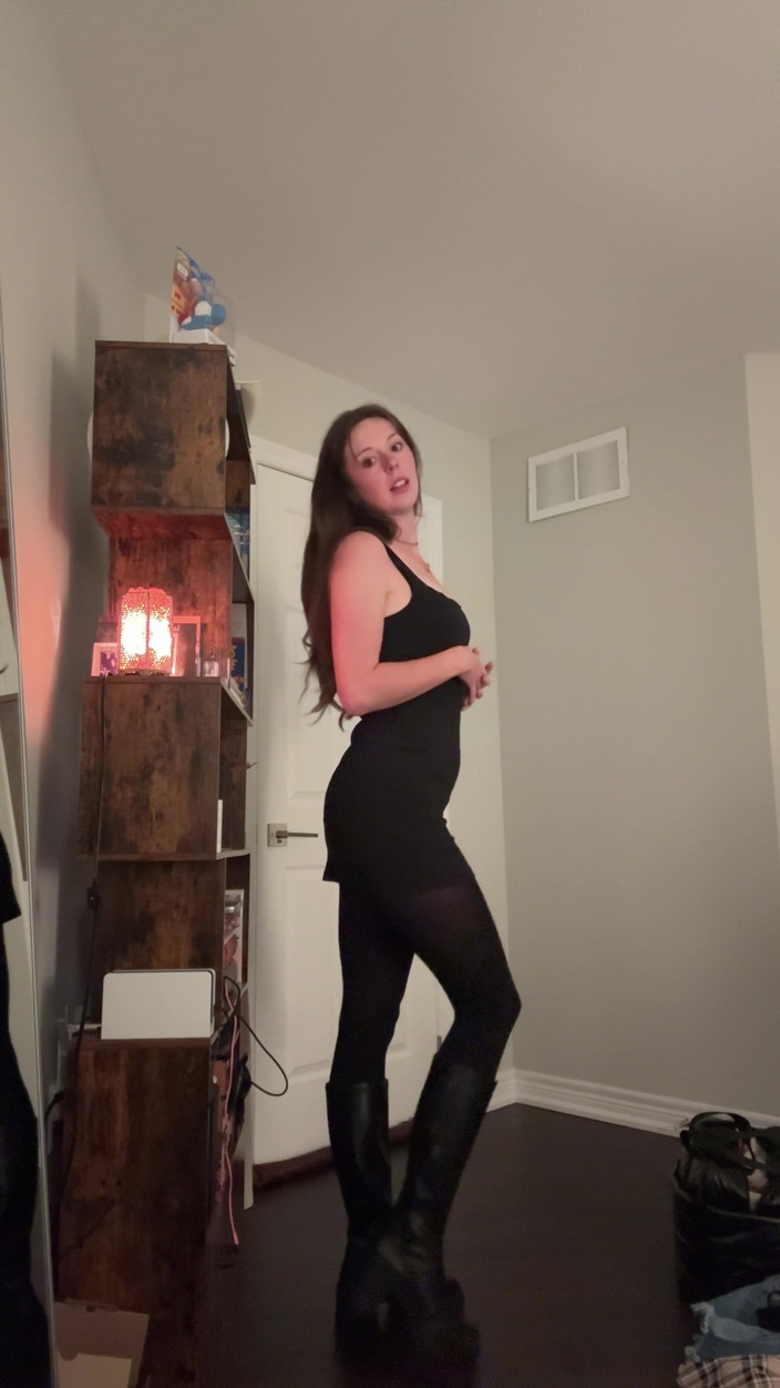 Nadia Foxx: Încercând niște ciorapi sexy și ejaculând tare!