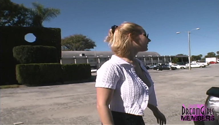 Dream Girls: Mindys, gros seins et chatte dans un magasin de musique