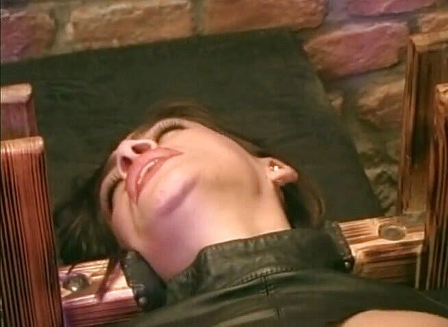 Lesbo Tube: Dominatrix haciendo su orgasmo esclavo