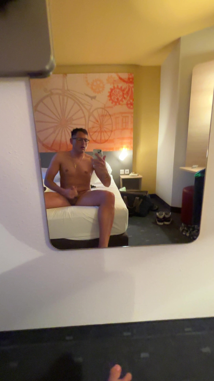 Twinkboy82: Sladký německý chlapec si honí brzy ráno v hotelovém pokoji...