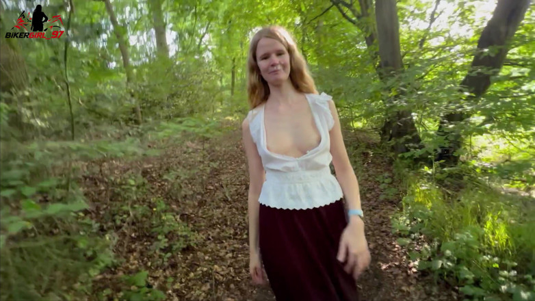 Bikergirl_97: Caminata facial y arriesgada de esperma en el bosque