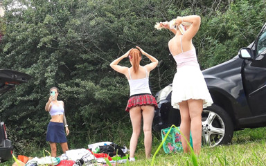 Leon Lambert Girls Twerk Parties CFNM: Під своїми міні-спідницями дівчата без трусиків приміряють велику дупу блондинки, худої і гарячої сексуальної рудої з мілфою