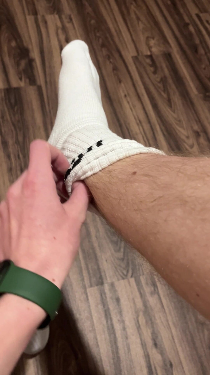 Johnny69227: Pieds, chaussettes et ma bite