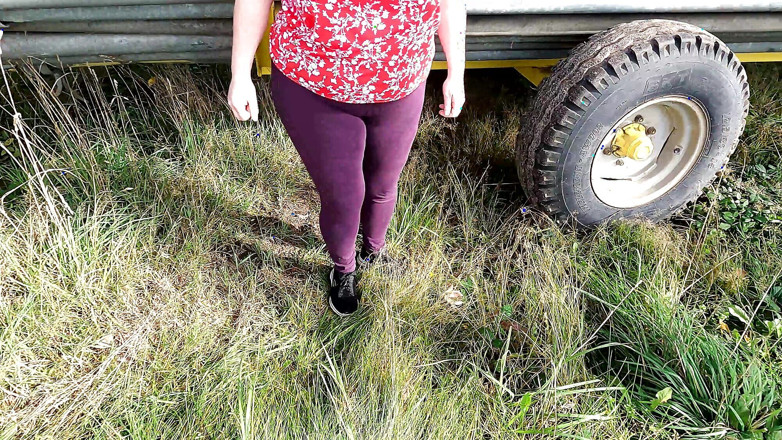 Bouncy Tits Action: Tetas pega en medio del camino del bosque