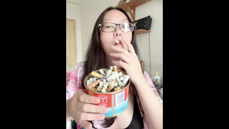 Smoking Asian: Asiática fumando de lado oscuro: filtro de cigarrillos sucios que...