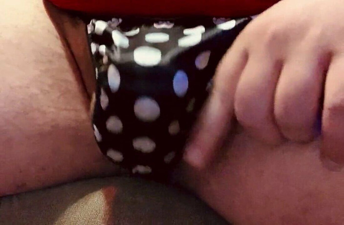 Thongsnpanties: Cewek sange dengan celana dalam thong hitam dicrot sperma hangat