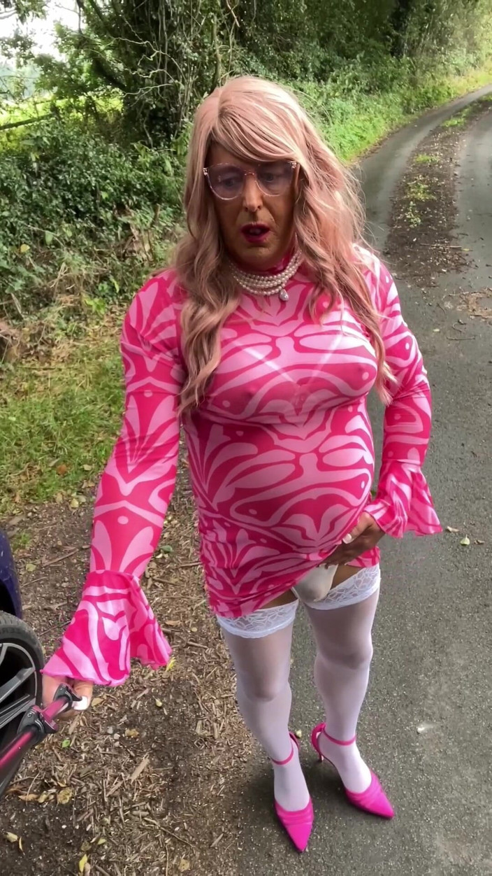 Kellycd2022: Travestit sexy Kellycd2022 afară pentru o plimbare după-amiază cu mașina în...