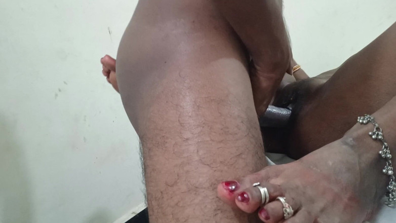 Desi Indian studio: Бхабхи дези деревни трахается в тройничке, трахает мачеху