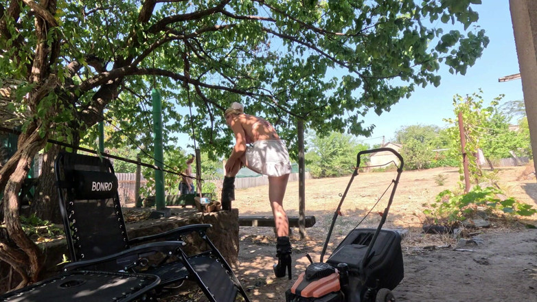 HotPrincessUA: Kren Dalam Platform Seksi Kasut Lawn Mower &amp; Kereta Wont Start