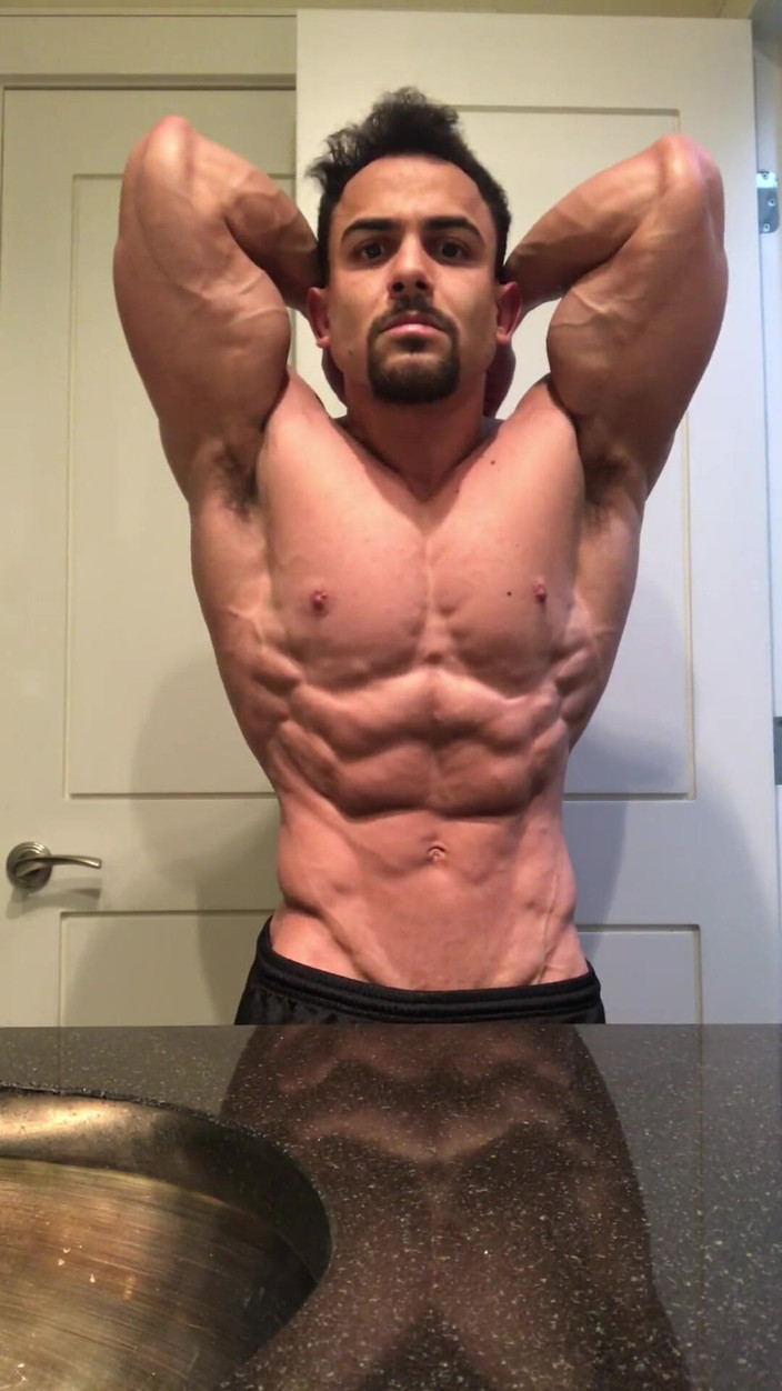 Benji Bastian: Benji Bastian, culturiste dévergondée, fléchit ses énormes muscles