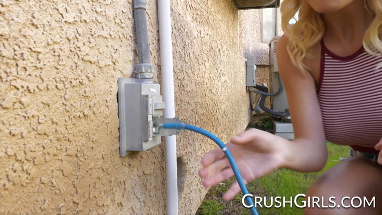 Crush Girls: Crush Girls - Kenzie Taylor et Valentina Nappi baisent leur voisin