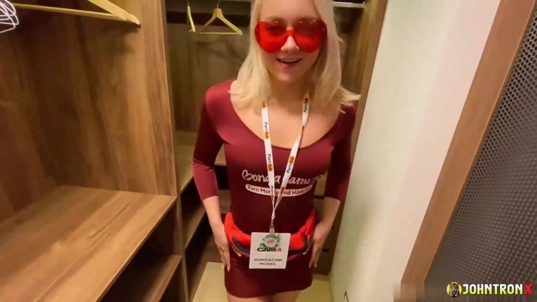 John Tron X: Johntronx - une showgirl blonde super sexy me baise dans le...