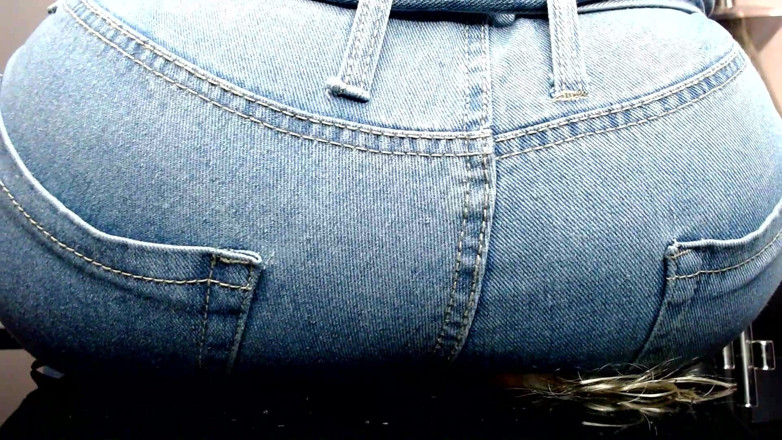 Maeling: Geschrumpfte teenager in Jeans und erstickten Unwissenden arsch zerquetscht