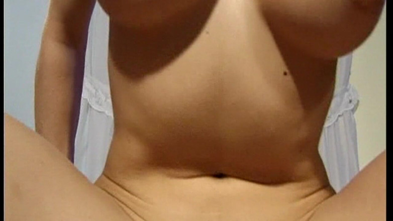 THAGSON MILFS: MILF berambut coklat yang bertetek besar menjolok dan mempermbut lubangnya...