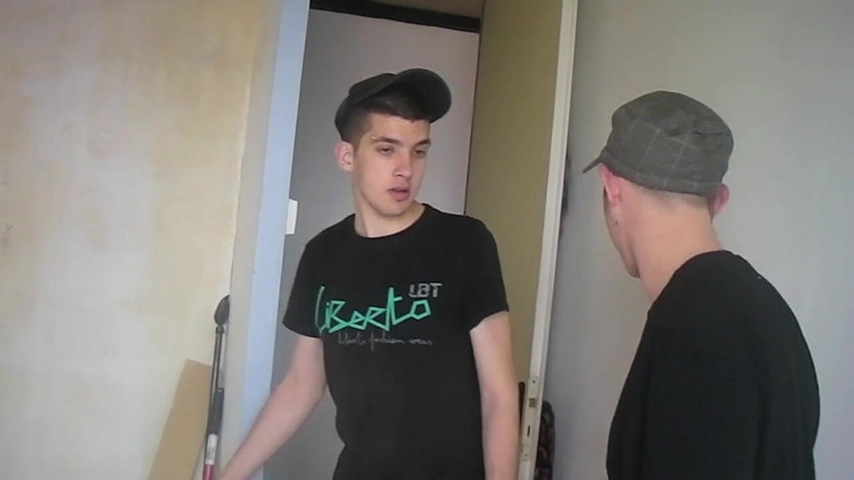 FIRST SEX EXPERIENCE WITH BOY: Гея трахнул врасплох работница