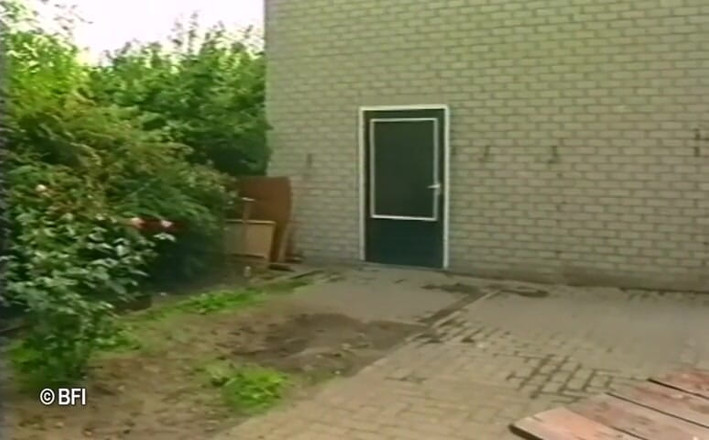 Pissing Girls: Трах і сеча в вінтажній дії на відкритому повітрі