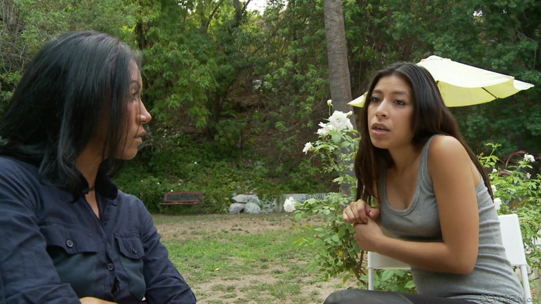 Out Of The Family: 의붓딸에게 자지를 빨아주는 계모 - Nicole Ferrera &amp; Cindy Lips