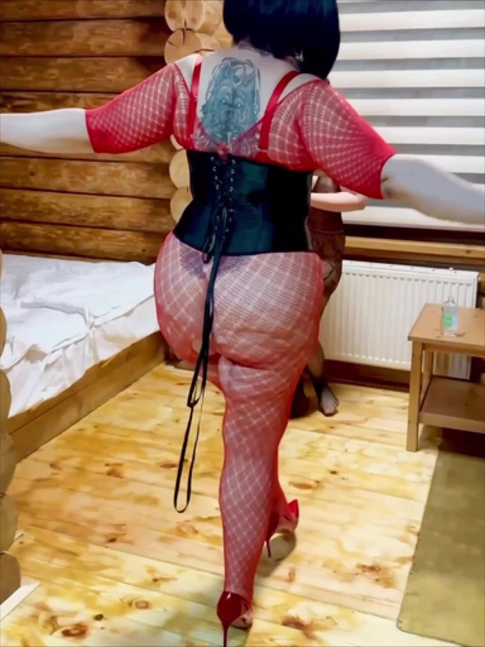 KarmenMilf: Une belle-mère et sa belle-fille ont enlevé le chalet pour...