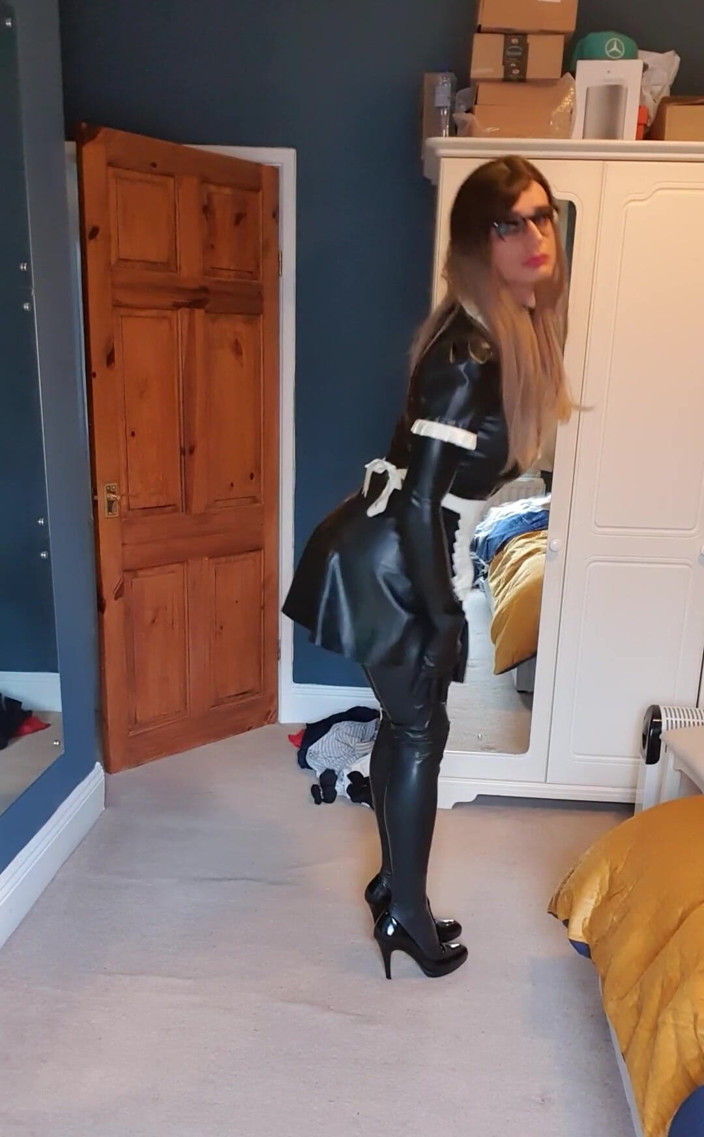 JessicaXD: Couches de latex - femme de ménage Français