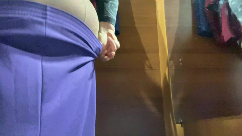 Elena: Une MILF pulpeuse essaye des jupes dans la cabine d'essayage...