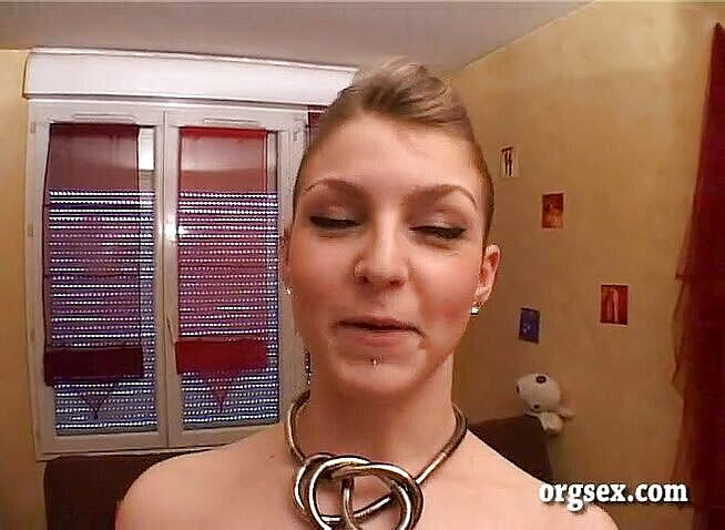 Orgsex: Ariane speelt met een dildo
