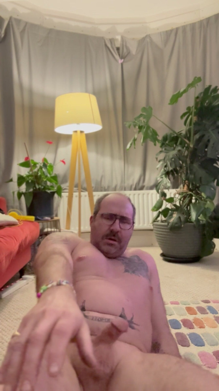 Big bear Craig: Dildo piegato sulla mia figa di papà