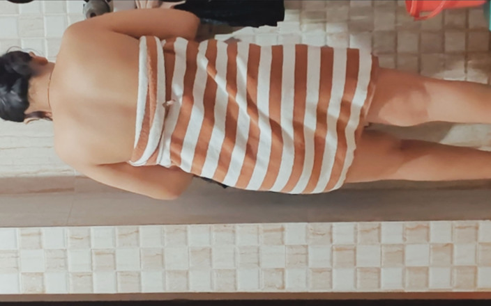 Hot Sis: Latika, gros cul, nue dans la salle de bain