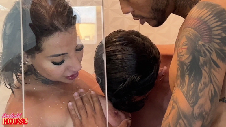 CuckoldHouse: Zwei glückspilze ficken die heiße ehefrau ihres cuckold-nachbarn