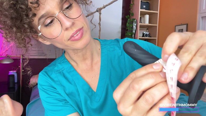 VibeWithMommy: Enfermera compara polla enorme vs polla pequeña