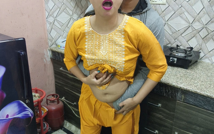 Hornycouple149: Jija ji bị quyến rũ bởi cơ thể gợi cảm...