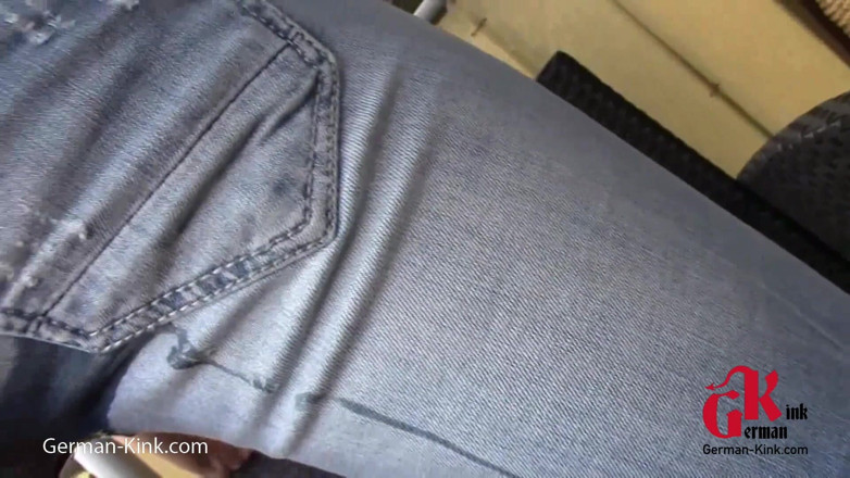 German Kink: Džíny chčije venku
