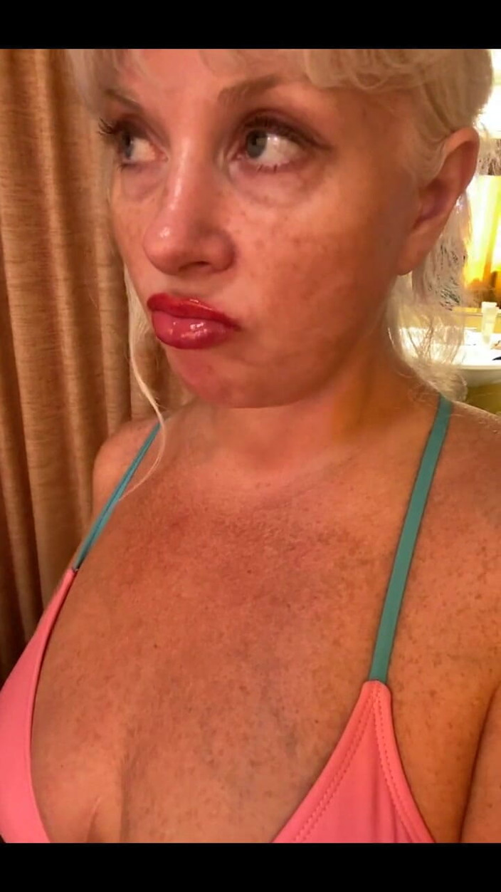 PaintedRose Taboo Femdom Fetish MILF: Myślę, że różowe bikini dzisiaj. Co myślisz o różu?