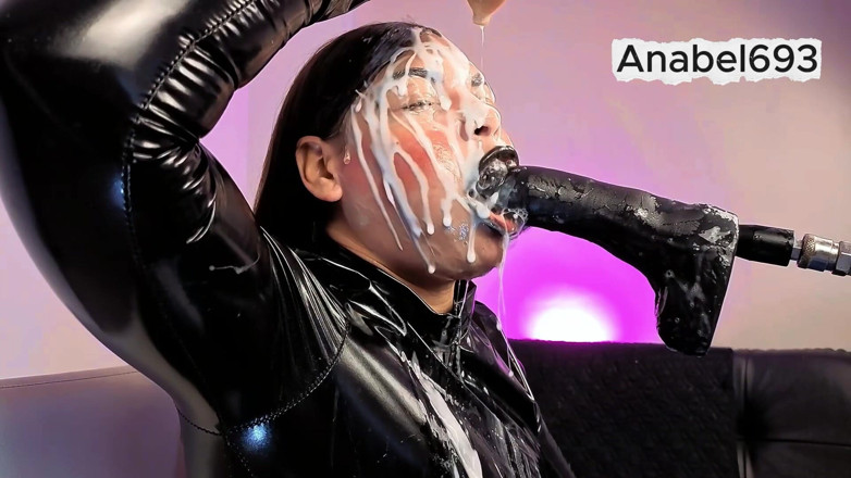 anabel693: Démon habillé en latex, gants en latex, combinaison en latex...