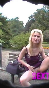 Milf bionda con figa pelosa