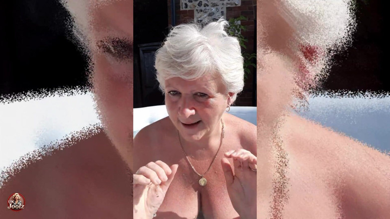 Uk Joolz: Fiesta De Tetas Lesbianas En Bañera De Hidromasaje!