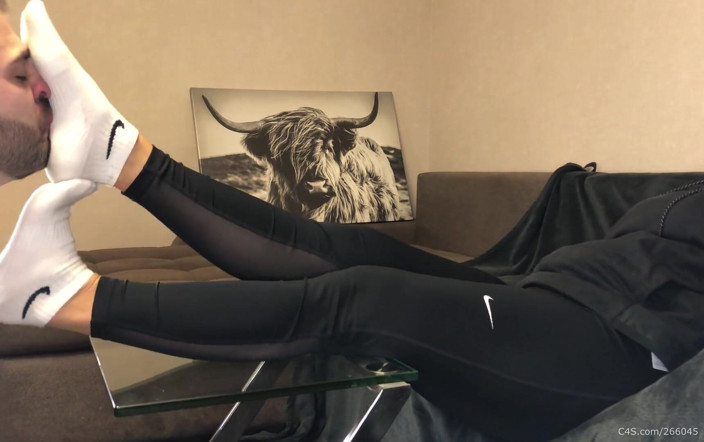 Deep Sole Devotion: Dirty white sneaker fame - stinkende Socken im Gesicht mit Valeria...
