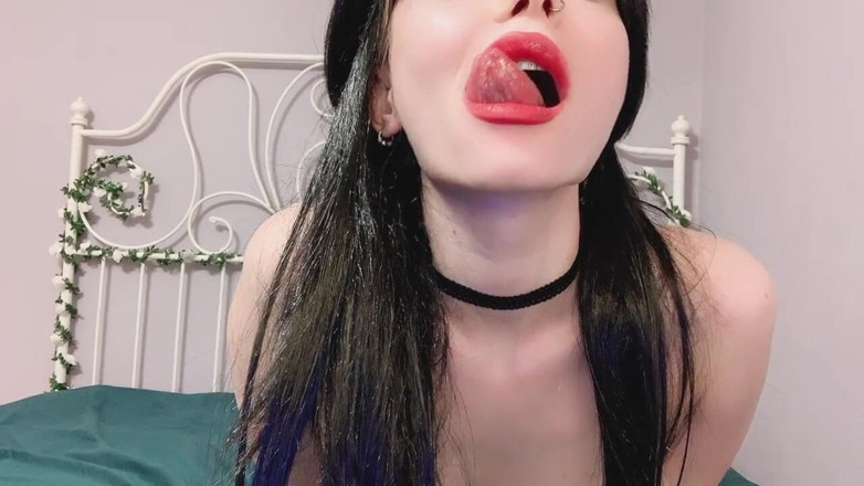 Dirty slut 666: 奶子很酷的黑发女郎做 ahegao 脸和流口水
