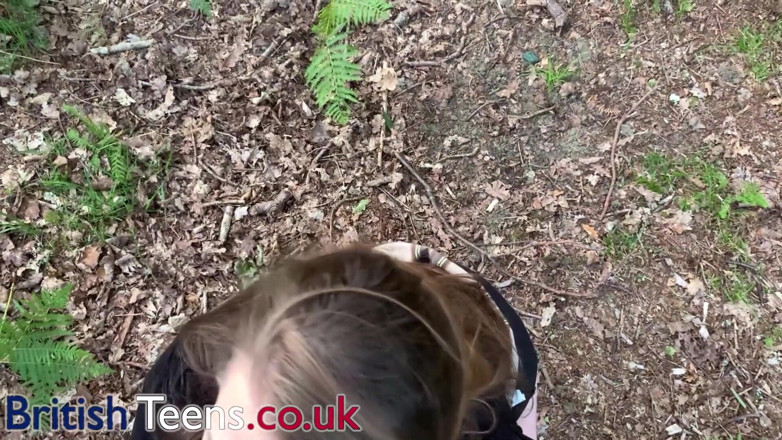 British Teens: Gadis hot inggris 18 tahun nyepong kontol di luar ruangan - pov