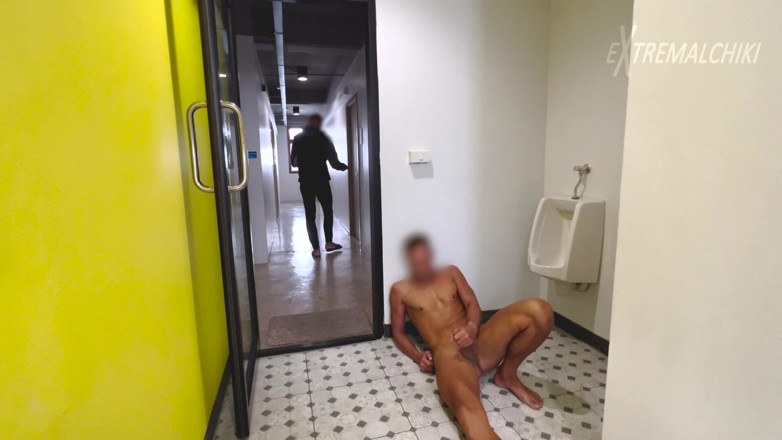 Extremalchiki: Prinsă la dușul comun